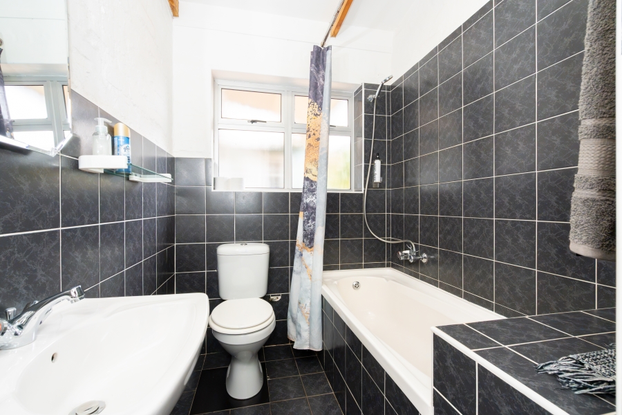 6 Bedroom Property for Sale in Middedorp Western Cape
